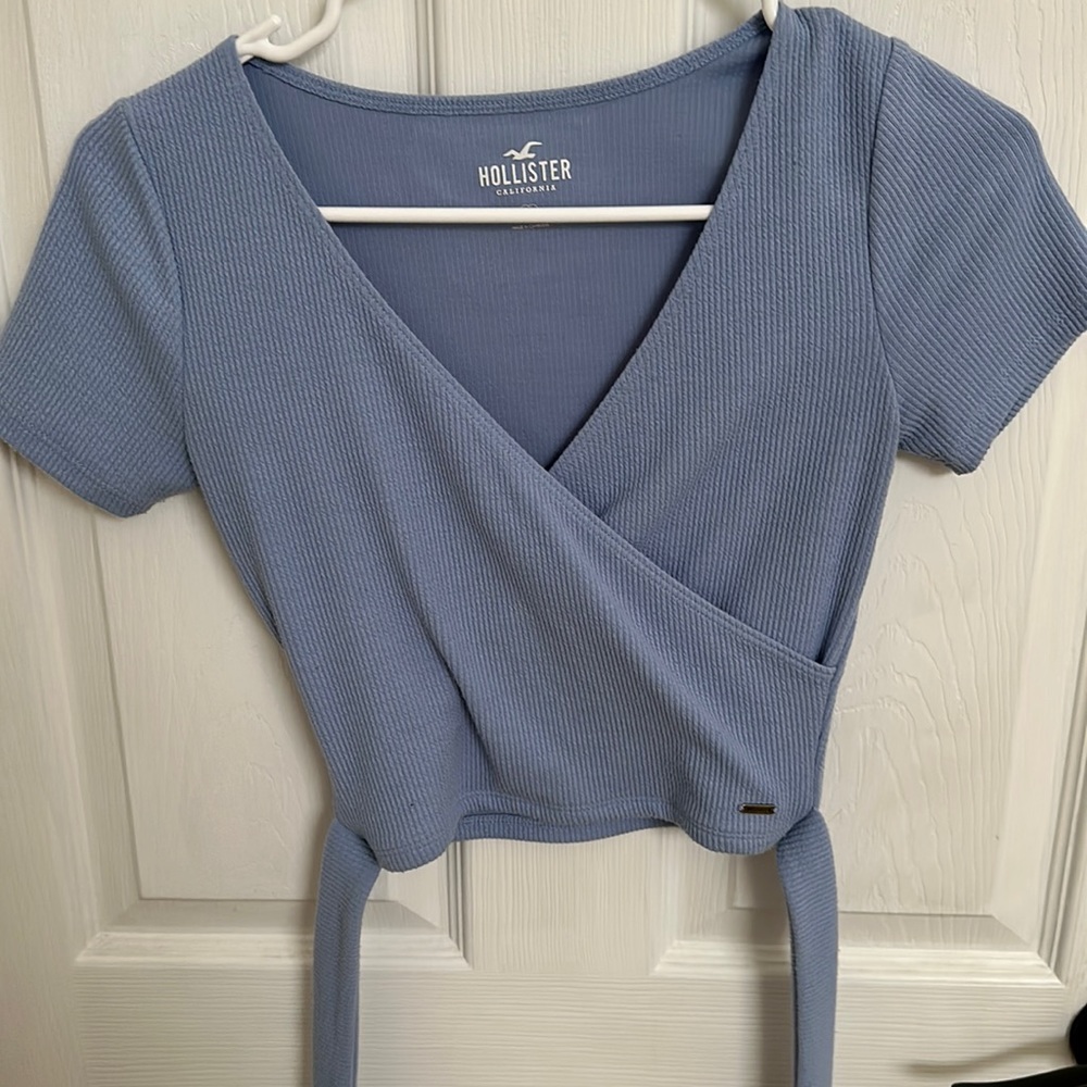Hollister tie around shirt